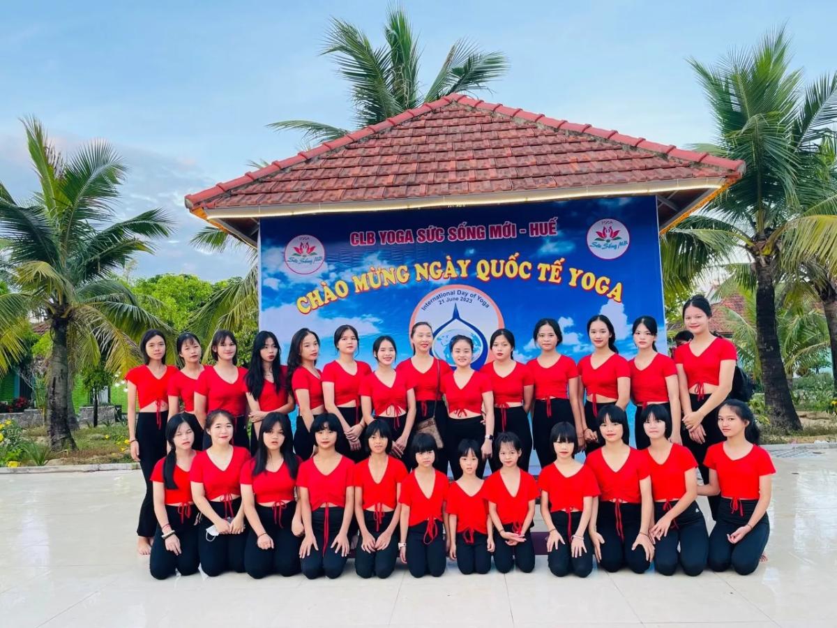 Các em đi diễn trong ngày quốc tế yoga